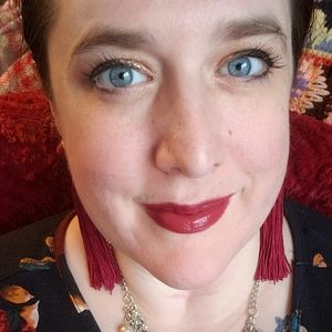 Meet your Posher, Bee